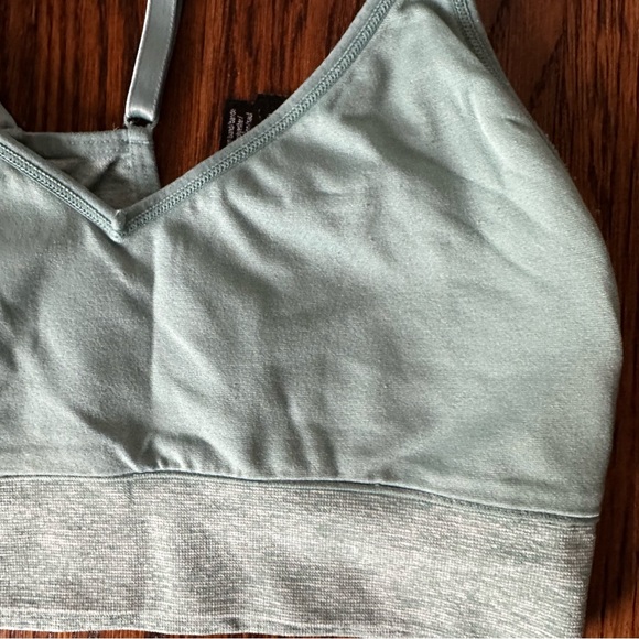 Victoria's Secret PINK Seamless Lightly Lined Sports Bra | marled green - Picture 13 of 15